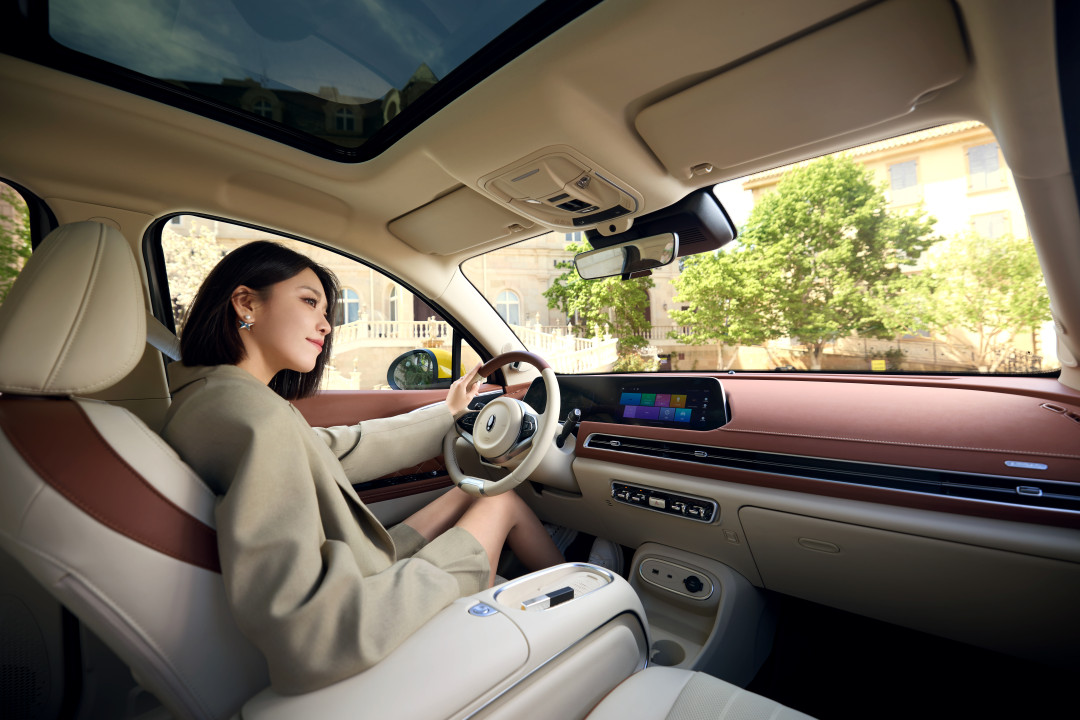 女性夏季出行好搭子即刻入手欧拉好猫开启精致生活(图1)