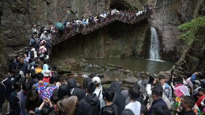 “蓝盈莹代言饿了么蓝的必赢、美团请黄龄黄的更灵”外卖商战打成谐音梗玄学战了？(图7)